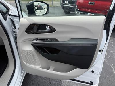 2024 Chrysler Pacifica Limited   - Photo 13 - Lecanto, FL 34461