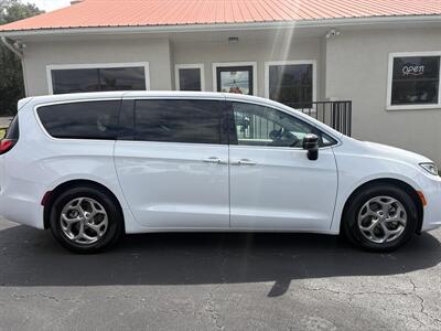 2024 Chrysler Pacifica Limited   - Photo 5 - Lecanto, FL 34461