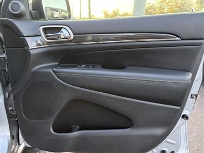 2017 Jeep Grand Cherokee Overland   - Photo 19 - Lecanto, FL 34461