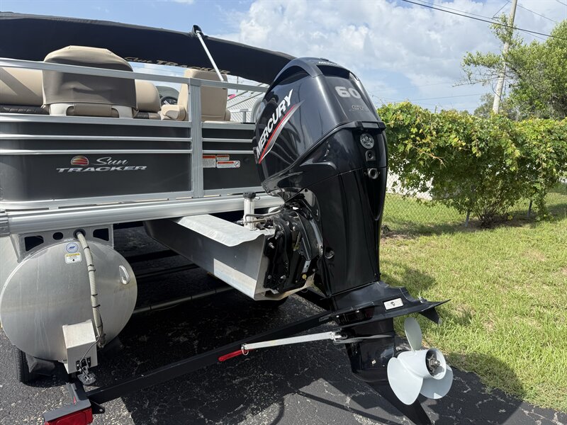 2023 Suntracker 20' Fishing Barge DLX - Photo 11 - Lecanto, FL 34461