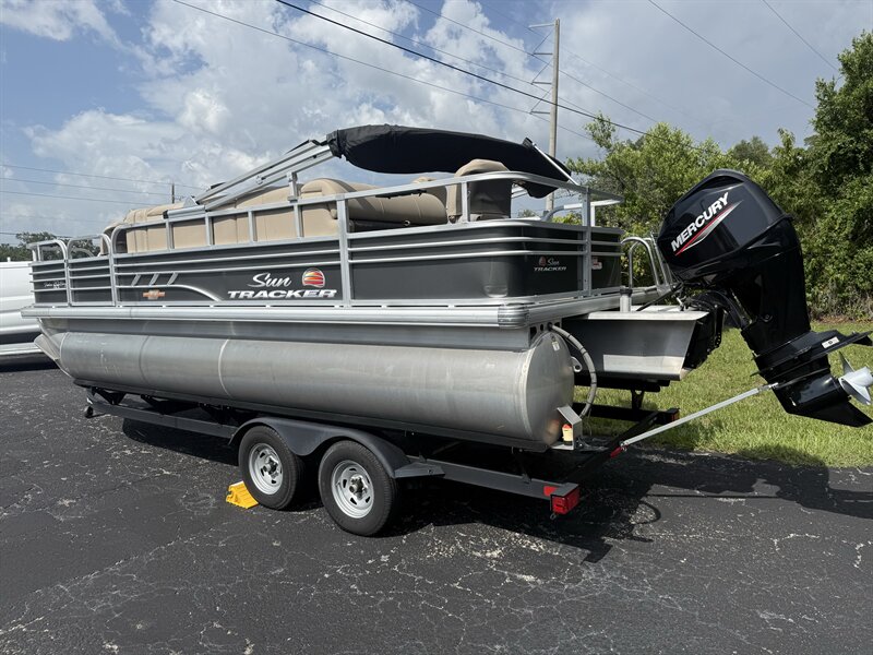 2023 Suntracker 20' Fishing Barge DLX - Photo 3 - Lecanto, FL 34461