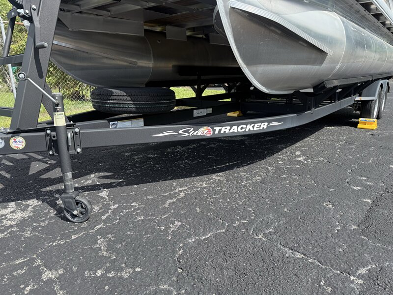 2023 Suntracker 20' Fishing Barge DLX - Photo 8 - Lecanto, FL 34461