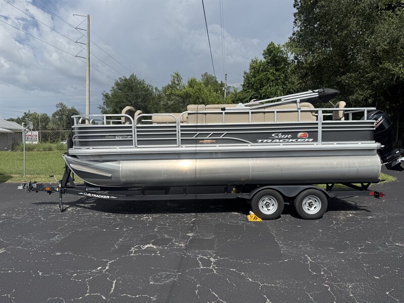 2023 Suntracker 20' Fishing Barge DLX - Photo 2 - Lecanto, FL 34461