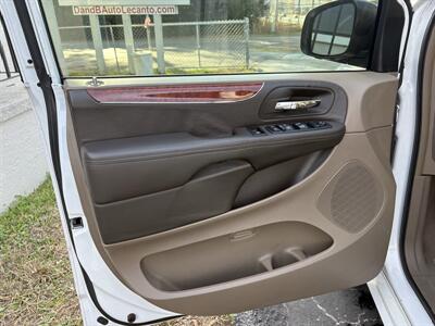 2014 Chrysler Town & Country Touring   - Photo 5 - Lecanto, FL 34461