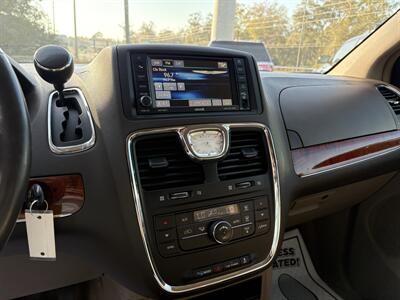 2014 Chrysler Town & Country Touring   - Photo 10 - Lecanto, FL 34461