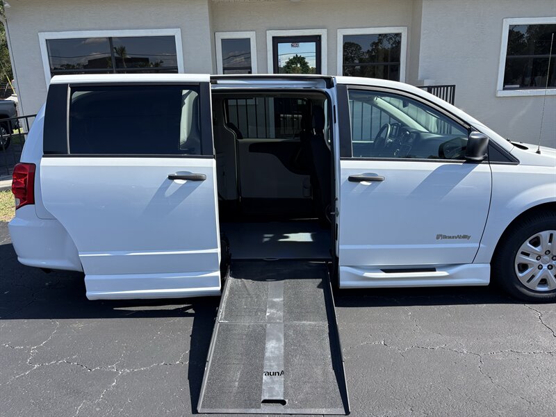2019 Dodge Grand Caravan SE - Photo 5 - Lecanto, FL 34461