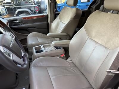 2014 Chrysler Town & Country Limited - Photo 8 - Lecanto, FL 34461