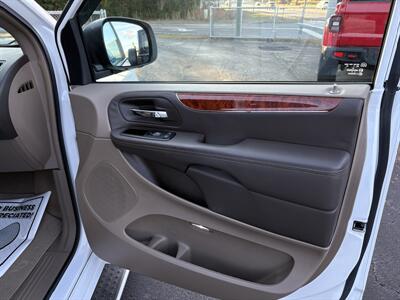 2014 Chrysler Town & Country Limited - Photo 18 - Lecanto, FL 34461