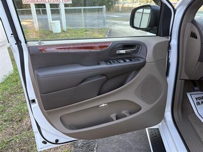 2014 Chrysler Town & Country Limited - Photo 6 - Lecanto, FL 34461
