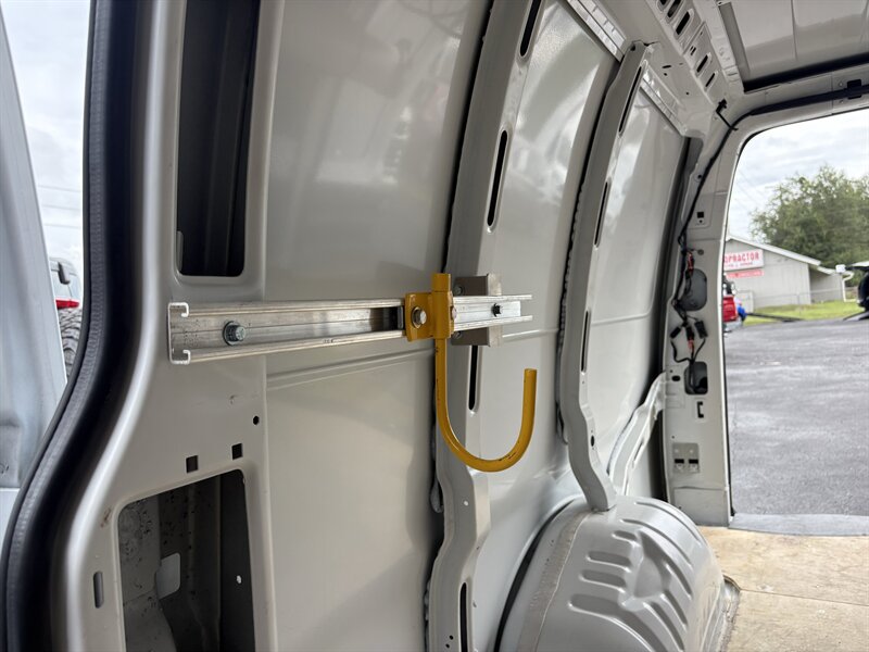 2025 Chevrolet Express 3500 Extended Cargo Van - Photo 18 - Lecanto, FL 34461