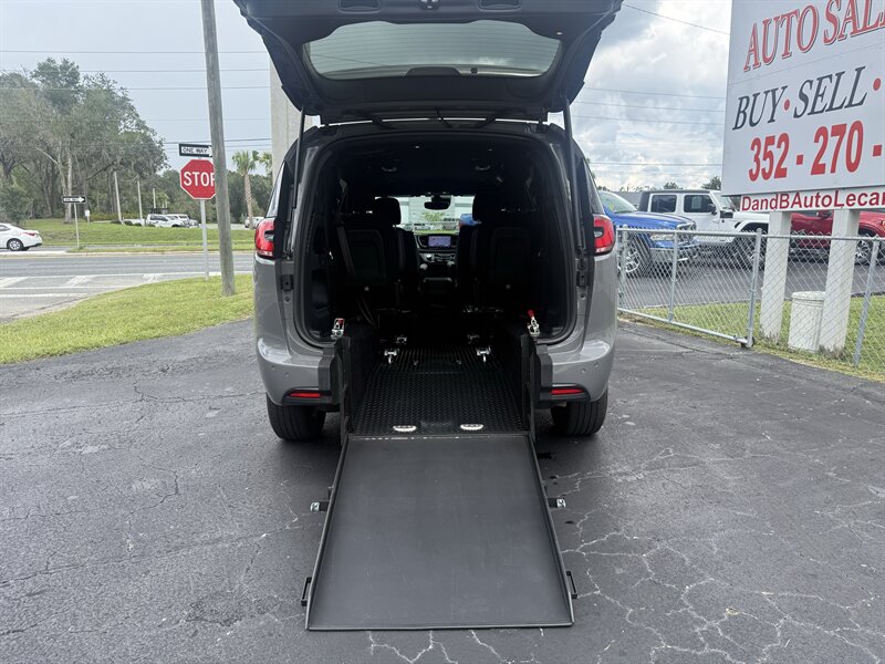 2022 Chrysler Pacifica Touring Wheelchair Accessible  