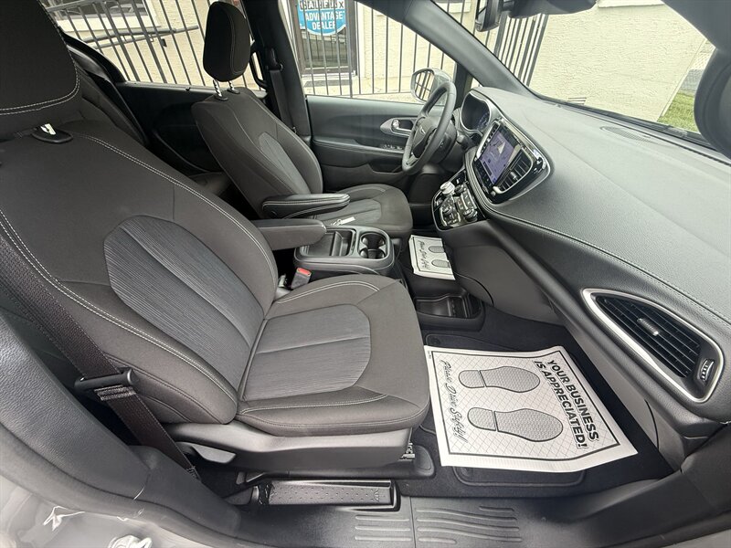 2022 Chrysler Pacifica Touring Wheelchair Accessible - Photo 27 - Lecanto, FL 34461