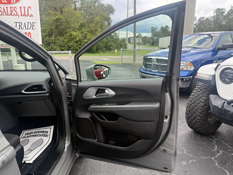 2022 Chrysler Pacifica Touring Wheelchair Accessible - Photo 26 - Lecanto, FL 34461