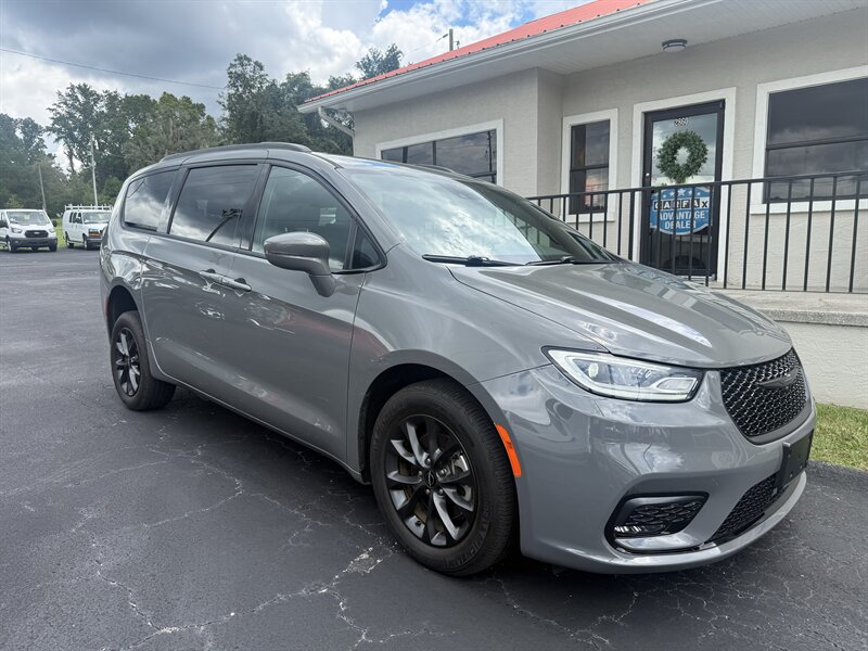 2022 Chrysler Pacifica Touring Wheelchair Accessible - Photo 3 - Lecanto, FL 34461
