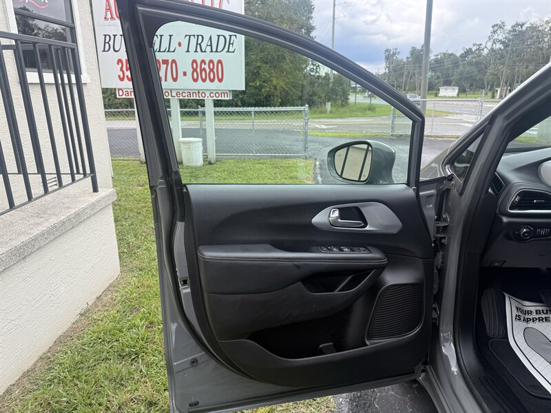 2022 Chrysler Pacifica Touring Wheelchair Accessible - Photo 11 - Lecanto, FL 34461