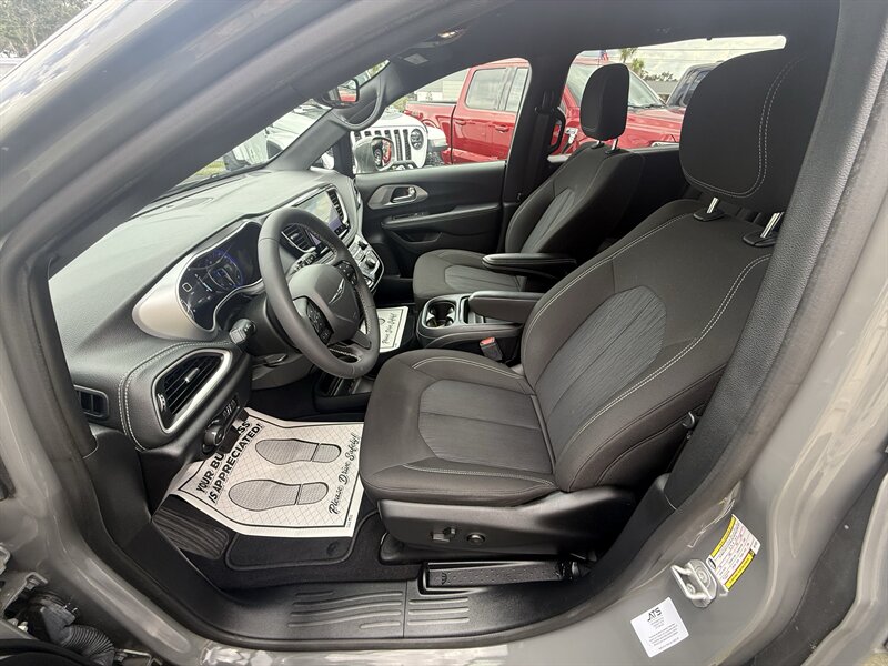 2022 Chrysler Pacifica Touring Wheelchair Accessible - Photo 19 - Lecanto, FL 34461