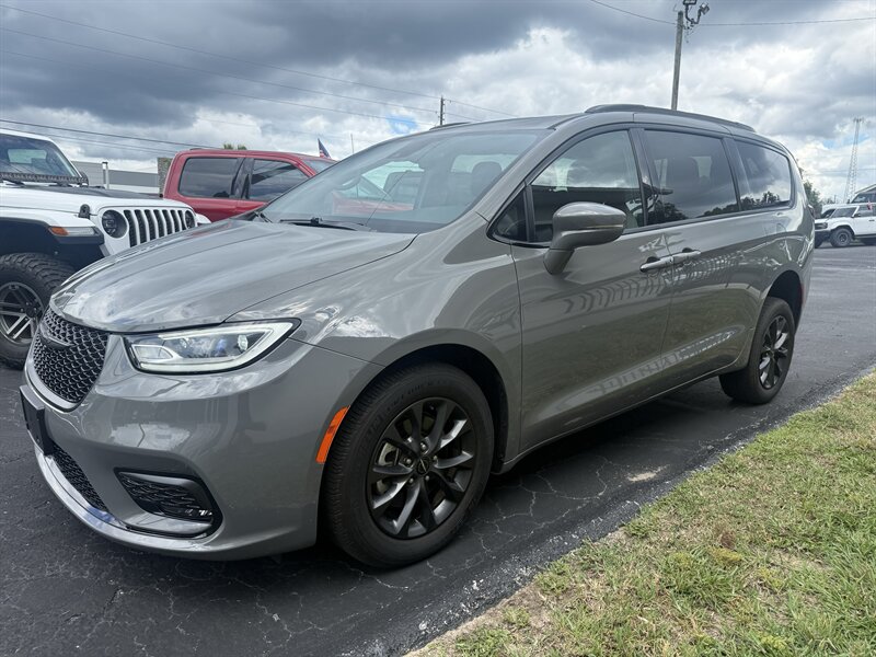2022 Chrysler Pacifica Touring Wheelchair Accessible - Photo 5 - Lecanto, FL 34461