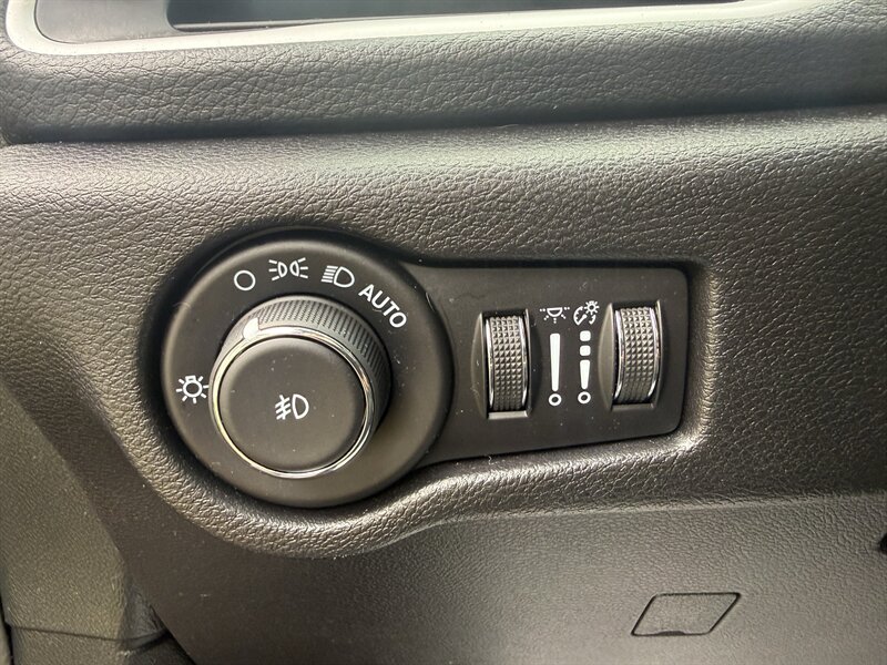 2022 Chrysler Pacifica Touring Wheelchair Accessible - Photo 13 - Lecanto, FL 34461