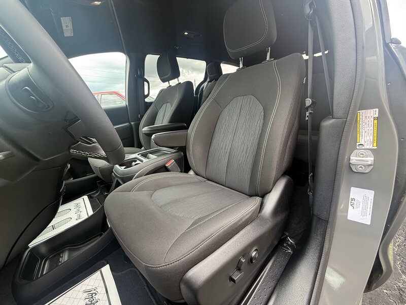 2022 Chrysler Pacifica Touring Wheelchair Accessible - Photo 21 - Lecanto, FL 34461