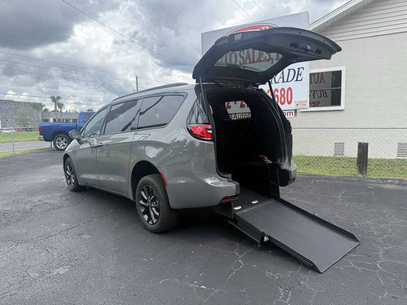 2022 Chrysler Pacifica Touring Wheelchair Accessible  