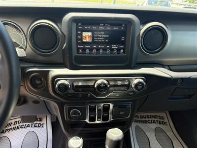 2020 Jeep Gladiator Sport S   - Photo 12 - Lecanto, FL 34461