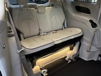 2017 Chrysler Pacifica Limited   - Photo 16 - Lecanto, FL 34461