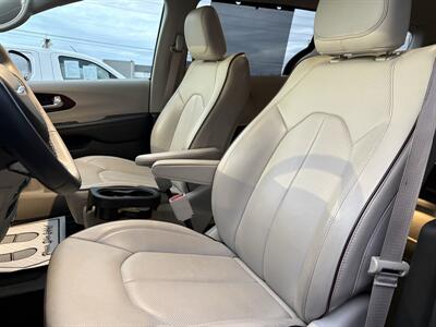 2017 Chrysler Pacifica Limited   - Photo 8 - Lecanto, FL 34461