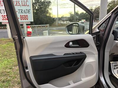 2017 Chrysler Pacifica Limited   - Photo 6 - Lecanto, FL 34461