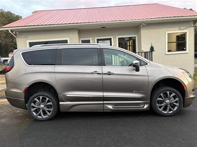 2017 Chrysler Pacifica Limited   - Photo 2 - Lecanto, FL 34461