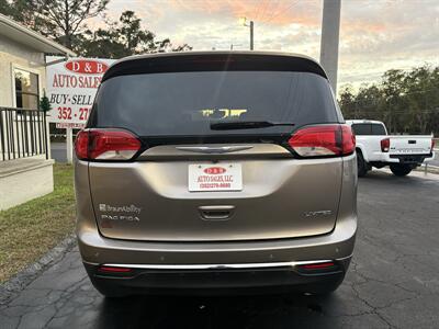 2017 Chrysler Pacifica Limited   - Photo 3 - Lecanto, FL 34461