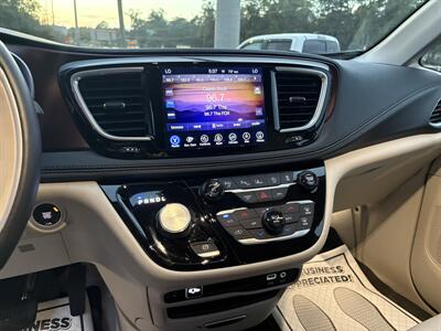 2017 Chrysler Pacifica Limited   - Photo 11 - Lecanto, FL 34461