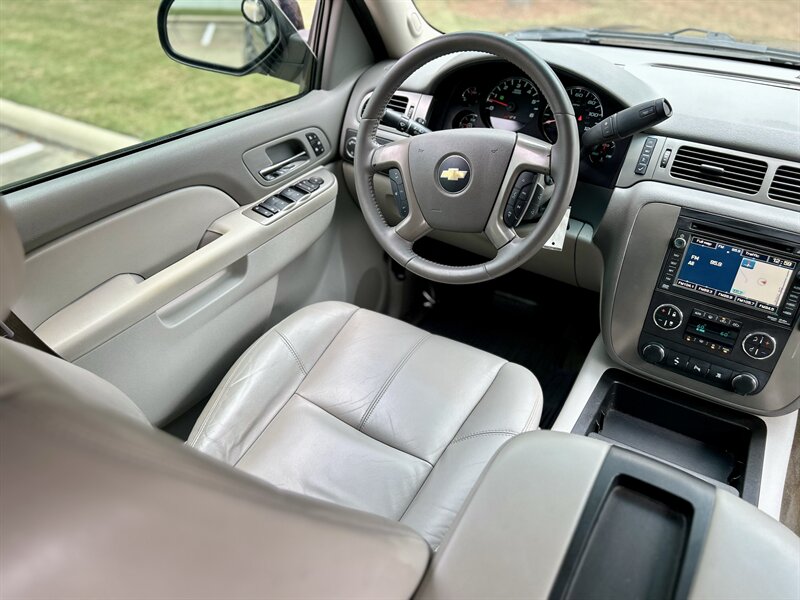 2011 Chevrolet CHEVROLET AVALANCHE 4X4 LT Z71 LEATHER NAV R-CAMERA MICHELIN TIRES 4WD   - Photo 48 - Stafford, TX 77477
