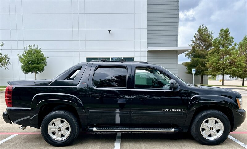 2011 Chevrolet CHEVROLET AVALANCHE 4X4 LT Z71 LEATHER NAV R-CAMERA MICHELIN TIRES 4WD   - Photo 18 - Stafford, TX 77477