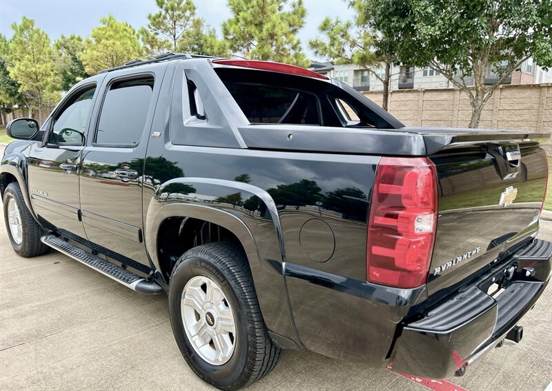 2011 Chevrolet CHEVROLET AVALANCHE 4X4 LT Z71 LEATHER NAV R-CAMERA MICHELIN TIRES 4WD   - Photo 24 - Stafford, TX 77477