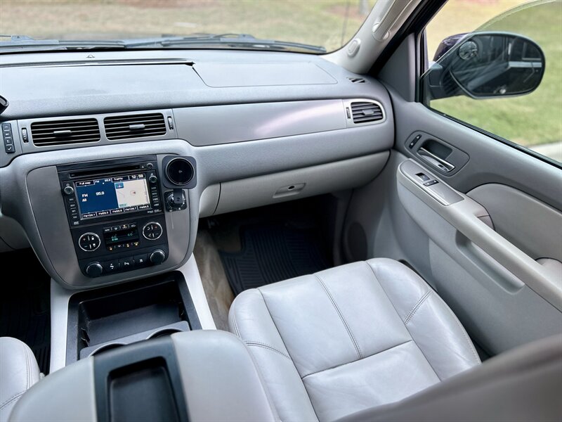 2011 Chevrolet CHEVROLET AVALANCHE 4X4 LT Z71 LEATHER NAV R-CAMERA MICHELIN TIRES 4WD   - Photo 53 - Stafford, TX 77477