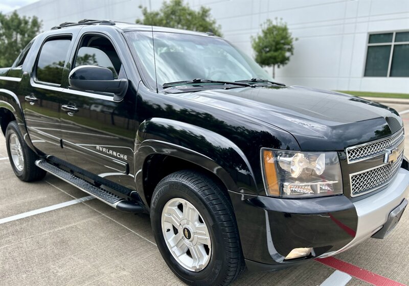 2011 Chevrolet CHEVROLET AVALANCHE 4X4 LT Z71 LEATHER NAV R-CAMERA MICHELIN TIRES 4WD   - Photo 9 - Stafford, TX 77477