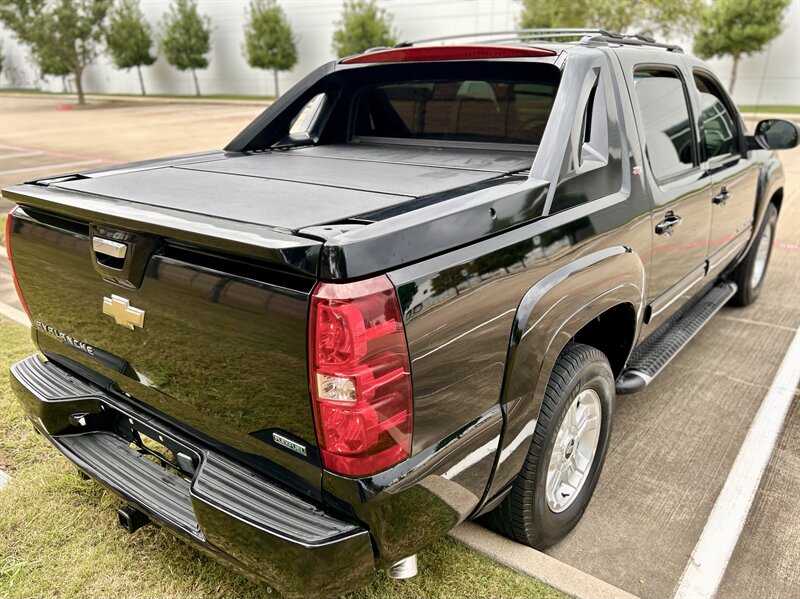 2011 Chevrolet CHEVROLET AVALANCHE 4X4 LT Z71 LEATHER NAV R-CAMERA MICHELIN TIRES 4WD   - Photo 12 - Stafford, TX 77477