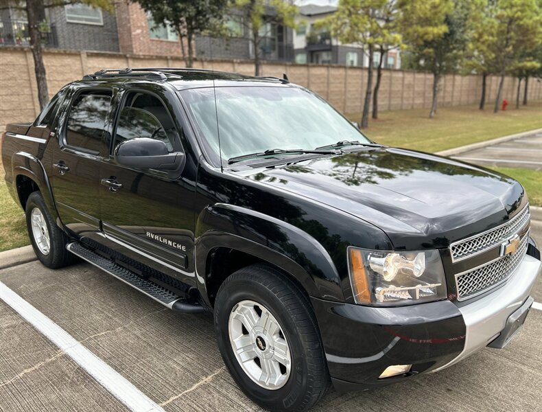 2011 Chevrolet CHEVROLET AVALANCHE 4X4 LT Z71 LEATHER NAV R-CAMERA MICHELIN TIRES 4WD   - Photo 10 - Stafford, TX 77477