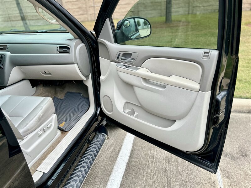 2011 Chevrolet CHEVROLET AVALANCHE 4X4 LT Z71 LEATHER NAV R-CAMERA MICHELIN TIRES 4WD   - Photo 45 - Stafford, TX 77477