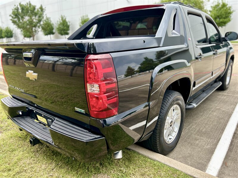 2011 Chevrolet CHEVROLET AVALANCHE 4X4 LT Z71 LEATHER NAV R-CAMERA MICHELIN TIRES 4WD   - Photo 13 - Stafford, TX 77477