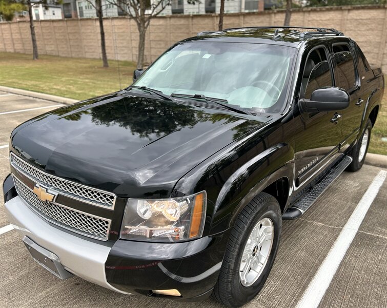 2011 Chevrolet CHEVROLET AVALANCHE 4X4 LT Z71 LEATHER NAV R-CAMERA MICHELIN TIRES 4WD   - Photo 4 - Stafford, TX 77477