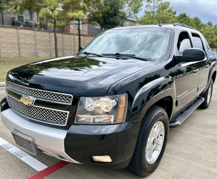 2011 Chevrolet CHEVROLET AVALANCHE 4X4 LT Z71 LEATHER NAV R-CAMERA MICHELIN TIRES 4WD   - Photo 2 - Stafford, TX 77477