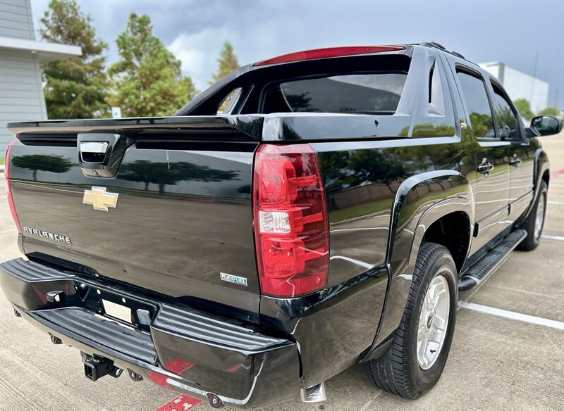 2011 Chevrolet CHEVROLET AVALANCHE 4X4 LT Z71 LEATHER NAV R-CAMERA MICHELIN TIRES 4WD   - Photo 16 - Stafford, TX 77477