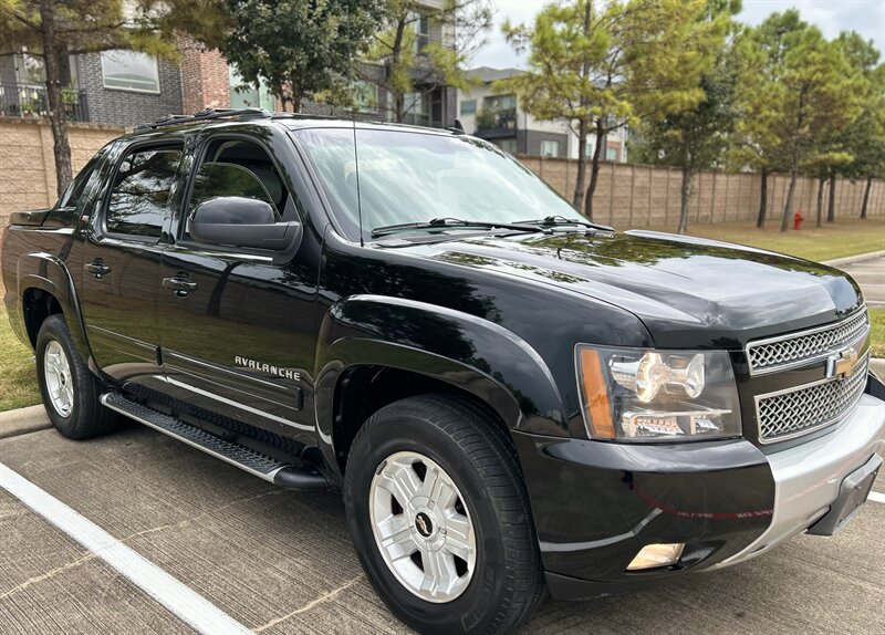 2011 Chevrolet CHEVROLET AVALANCHE 4X4 LT Z71 LEATHER NAV R-CAMERA MICHELIN TIRES 4WD   - Photo 8 - Stafford, TX 77477