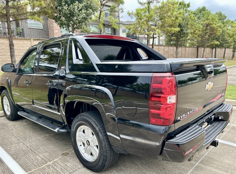2011 Chevrolet CHEVROLET AVALANCHE 4X4 LT Z71 LEATHER NAV R-CAMERA MICHELIN TIRES 4WD   - Photo 22 - Stafford, TX 77477