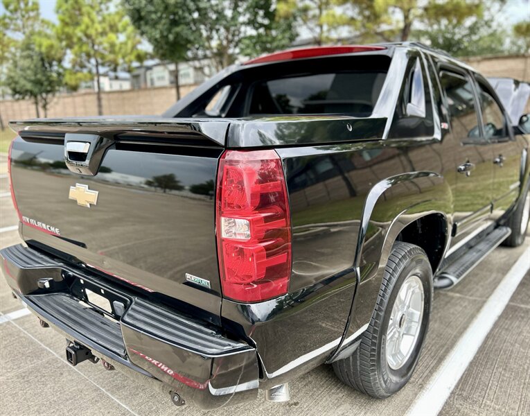 2011 Chevrolet CHEVROLET AVALANCHE 4X4 LT Z71 LEATHER NAV R-CAMERA MICHELIN TIRES 4WD   - Photo 17 - Stafford, TX 77477