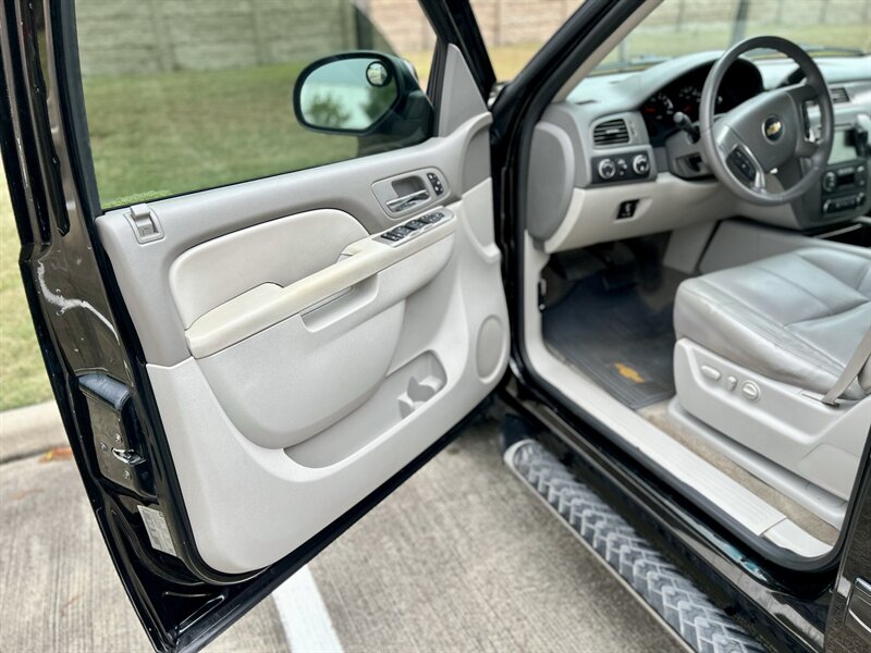 2011 Chevrolet CHEVROLET AVALANCHE 4X4 LT Z71 LEATHER NAV R-CAMERA MICHELIN TIRES 4WD   - Photo 38 - Stafford, TX 77477