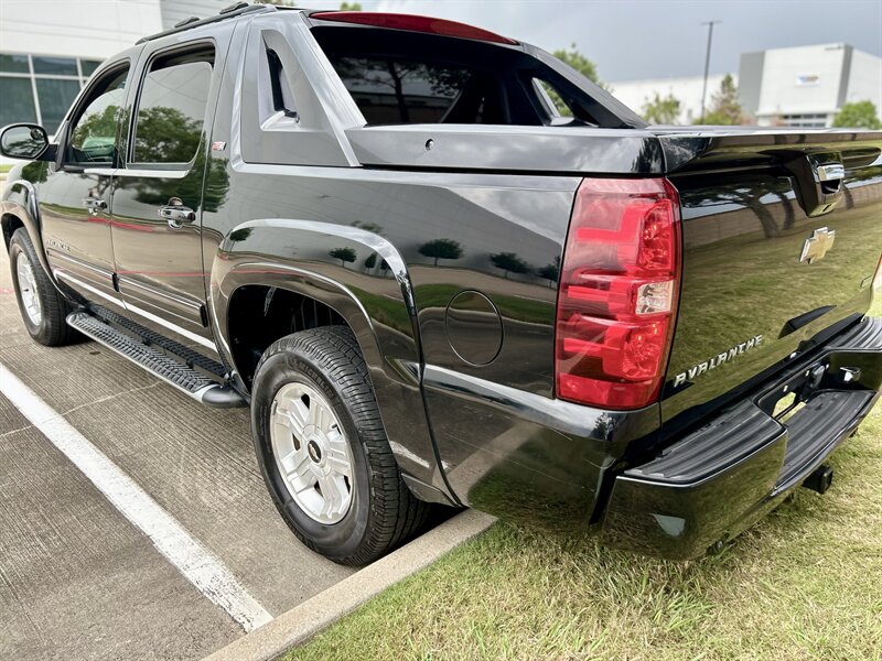 2011 Chevrolet CHEVROLET AVALANCHE 4X4 LT Z71 LEATHER NAV R-CAMERA MICHELIN TIRES 4WD   - Photo 20 - Stafford, TX 77477
