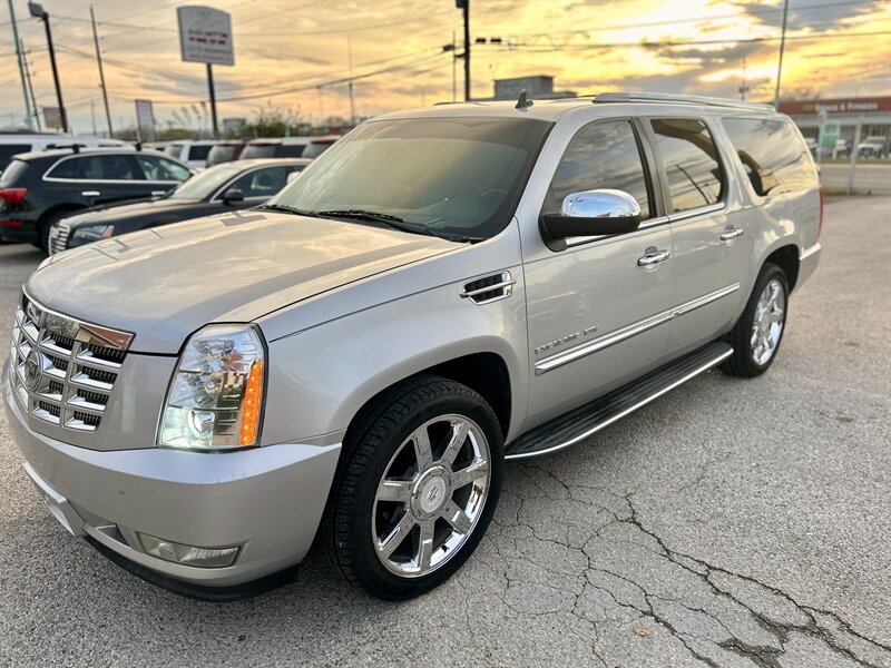 2010 Cadillac CADILLAC ESCALADE ESV AWD LUXURY DVD 4X4 7 PASSENGER CHROME WHEELS   - Photo 2 - Stafford, TX 77477