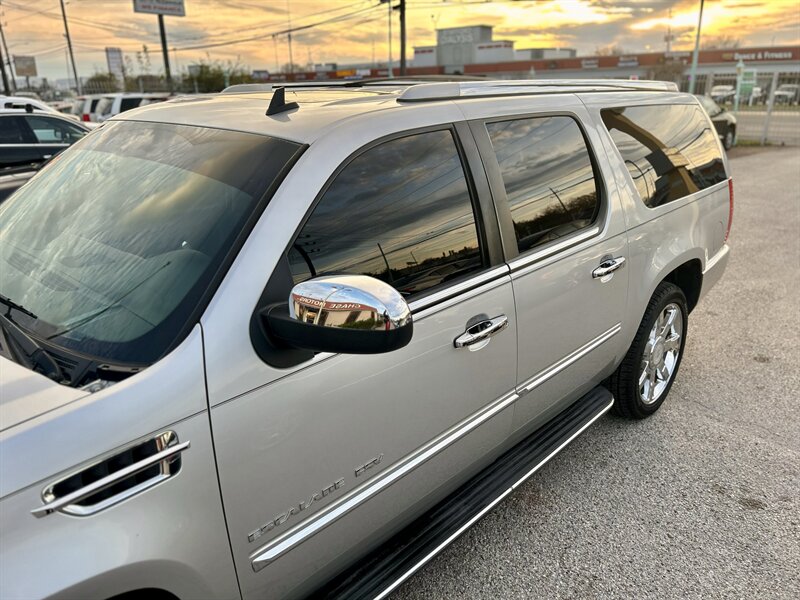 2010 Cadillac CADILLAC ESCALADE ESV AWD LUXURY DVD 4X4 7 PASSENGER CHROME WHEELS   - Photo 4 - Stafford, TX 77477